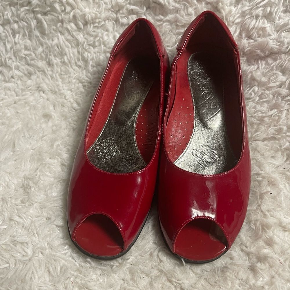 Gravity Defyer Leather Patent Red Peep Toe Slip On Shoes Size 6